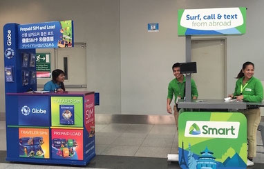 マニラ空港内にあるGlobeとSmartのショップ