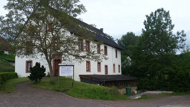 Die Obere Mühle in Wadrill war über Generationen im Besitz der Familie Nickels, 1904 ging sie an den Müller Molitor. Die heutige Bezeichnung "Martinsmühle" ist willkürlich gewählt.