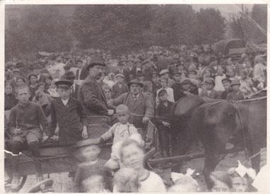 Mein Urgroßvater, der Viehhändler Peter Josef Meiers, stehend in der Bildmitte, auf dem 33. Traditionellen Kram- und Viehmarkt am Kirmesdienstag 1924 in Weiskirchen.