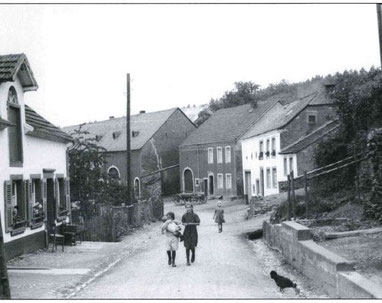 Die heutige Eichenlaubstraße in Steinberg im Jahre 1936. In der Mitte das Geburtshaus von Margarethe Geib geb. Meier, in dem sie mit ihrem Mann und ihren 6 Kindern lebte. Links daneben steht das Gasthaus Biehl.