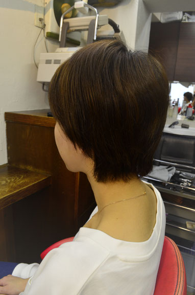 髪にボリュームがほしいからといって根元からパーマをあてるのは間違い