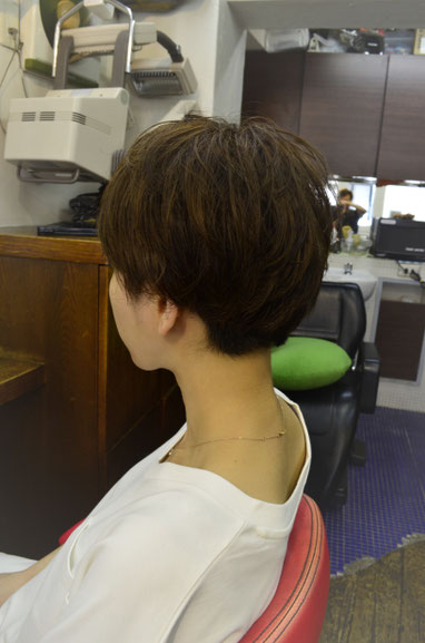 髪にボリュームがほしいからといって根元からパーマをあてるのは間違い