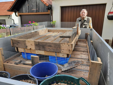 Gunter Brokt von der LBV-Kreisgruppe Forchheim baute die Flöße (Bild © Ute Wild)