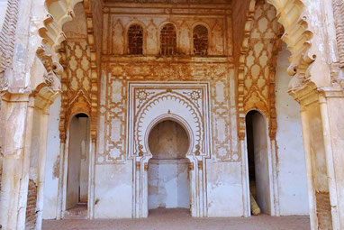 Moschee Tinmel Marokko. Mit Ornamenten geschmückter Mihrab.