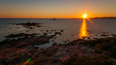 Blick auf den Scoglio Mangiabarche auf Sant'Antioco unweit von Calasetta und die Insel San Pietro.