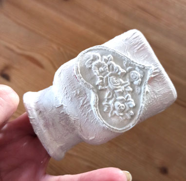 Jetzt kommt Farbe drauf. Ich wähle weiß, weil ich weißen Shabby Chic liebe