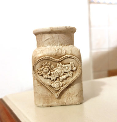 Für den Shabby Chic und um die Strukturen gut zu betonen kommt eine kontrastierende Farbe dazu