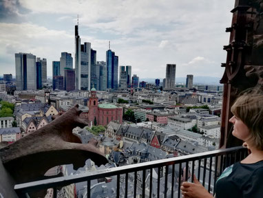 Ville de contrastes: les gargouilles et les gratte-ciels