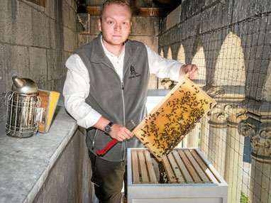 Die Bienenstöcke stehen auf dem Kirchenbalkon. Der produzierte Honig ist begehrt. (WAZ-Foto: Stefan Arend / FUNKE Foto Services)