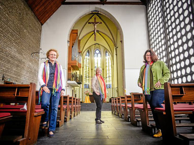  Eva Wieczorek-Traut, Christa Scholten-Herbst und Ingrid Jungsbluth (v.l) haben mit zahlreichen anderen Seelsorgern und Seelsorgerinnen die Online-Segensfeier organisiert.  (WAZ-Foto: Socrates Tassos / FUNKE Foto Services)