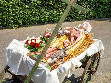 Mit dem Bollerwagen werden die Reliquien und die Statue der heilige Elisabeth nach dem letzten Gottesdienst in der Duisserner Kirche St. Elisabeth nach St. Norbert gebracht. (WAZ-Foto: Arnulf Stoffel / FUNKE Foto Services)