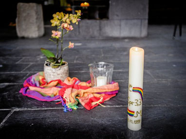 Die Hochzeitskerze von Christa Scholten-Herbst zierte schon vor 22 Jahren ein Regenbogen. (WAZ-Foto: Socrates Tassos / FUNKE Foto Services)