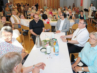  Rund 200 Personen kamen zur Abschiedsfeier nach Hochfeld. (WAZ-Foto: Frank Oppitz / FUNKE Foto Services)