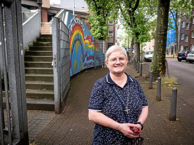  Schwester Martina lud Passanten aus Hochfeld oft ein, das Sozialzentrum zu besuchen. (WAZ-Foto: Stefan Arend / FUNKE Foto Services)