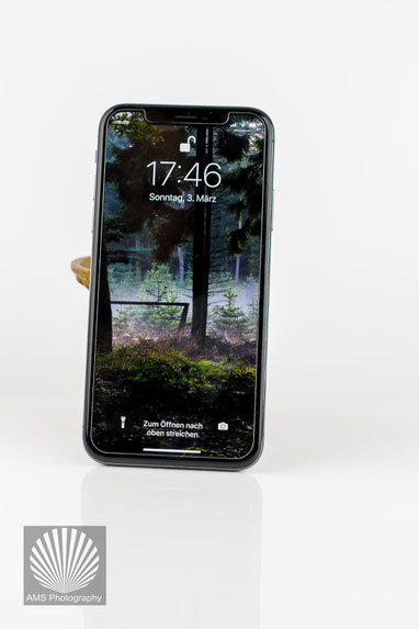 Mein Iphone X - das Tor zur Außenwelt. Ich bin mir nur nicht sicher, ob das Gerät die Tür verschließt oder weiter denn je öffnet.