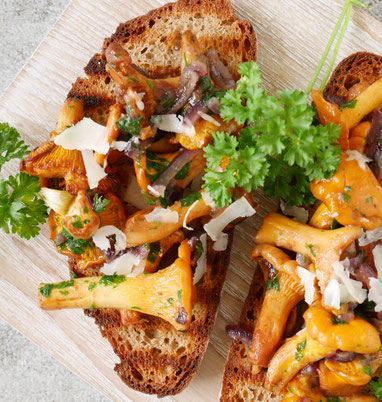 Eierschwammerlcrostini