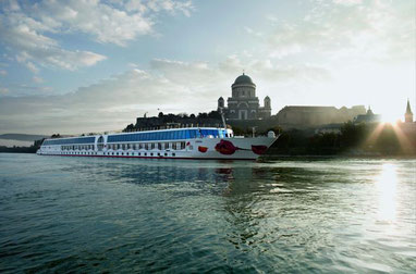 A-ROSA FLORA 2024 Flusskreuzfahrt Donau Route Kabinen Angebote Bewertung bestes Flussschiff test pool