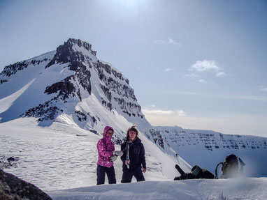 Laura and I onb top of the valey Engidalur. // Laura und Ich am Ende des Tales Engidalur