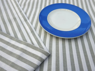Tischdecke mit grau-weißen Streifen