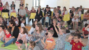 En chantant, en dansant ou en mimant, les enfants ont participé activement au concert de Jean-Luc Roudaut.