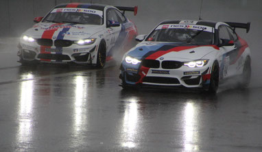 Packende Zweikämpfe, gegen das Wetter und den Gegner. Der Leutheuser BMW M4 GT4 (Start-Nummer 444) im Duell mit einem Gegner. Foto: Klaus Höhn