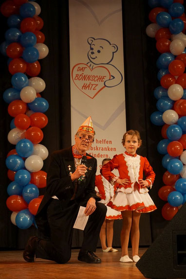 Karlheinz Bastian mit Marie vom Kinderkarneval Sistig e.V. 1986