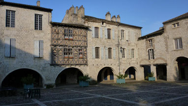 Lauzerte place des cornières