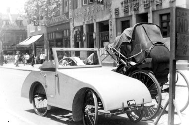 The Zung Lee & Co store on Av Edward / Kiangse Road can be seen to the left with the expanded sun shade (ca. 1942)