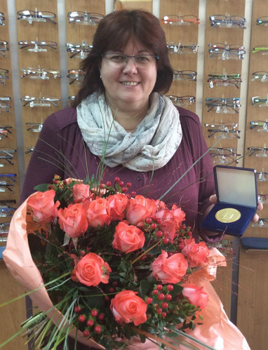 Spremberger Augenoptikermeisterin Heike Woucznack mit ihrer Ehrenmedaille des Blinden-und-Sehbehinderten-Verband Brandenburg e.V