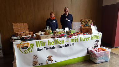Annette und Thomas am Stand der Tiertafel RheinErft e.V.