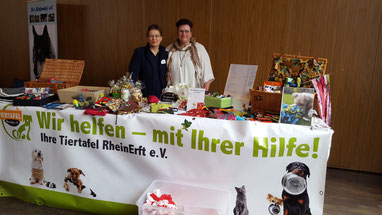 Marion und Hilde am Stand der Tiertafel RheinErft e.V.