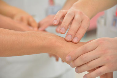 Deux mains touchent une autre main, et suggèrent de se laisser faire en confiance