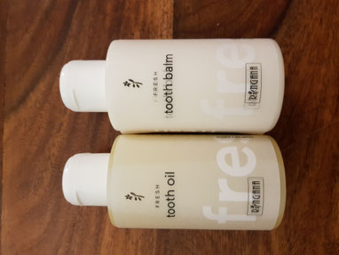 Die normale Größe hat 125 ml. Die Probiergröße hat 15 ml und ist auch ideal für kurze Reisen.
