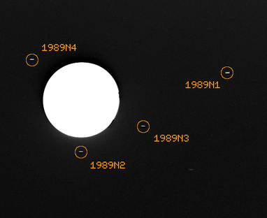 Galatea (1989N4) mit Proteus (1989N1), Larissa (1989N2) und Despina (1989N3) am 30. Juli 1989 von Voyager 2 aus einer Entfernung von 37,7 Kilometern zu Neptun. Das Bild ist stark überbelichtet - daher scheint Neptun nur eine weiße Kugel zu sein.