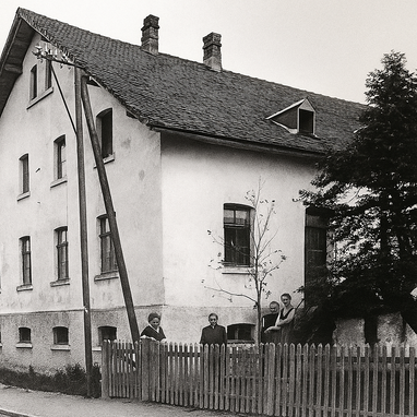 Hof Engelhard in Niedereslohe um 1910: Das Wohnhaus zur Straßenseite mit dahinterliegendem Stallgebäude