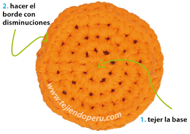 Canasta con tapa de dos colores tejida en trapillo o totora