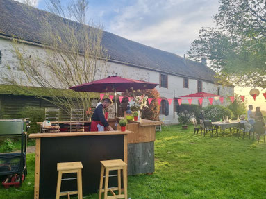 Le Bar à Pizzas de Walter - traiteur évènementiel, est installé dans un jardin pour une fête d'anniversaire entre amis.