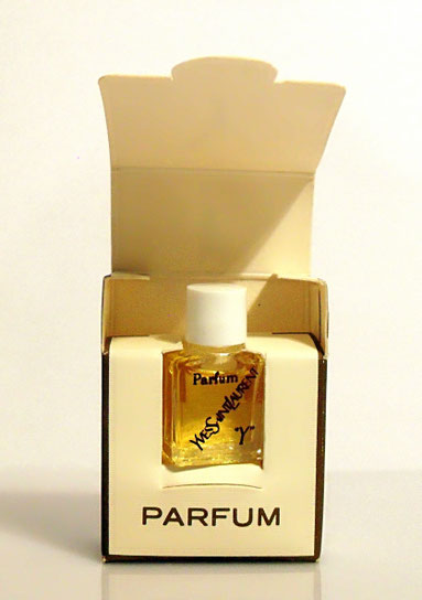 Y - PETITE MINIATURE MISE DANS UNE BOÎTE A RABAT : UNE DES PREMIERES MINIATURES SORTIES POUR LE PARFUM "Y" - A NOTER QUE LA SERIGRAPHIE EST NOIRE ET EN BIAIS SUR LA MINIATURE