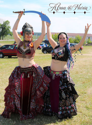 Afraa & Nuria in Fusion Kostümen
