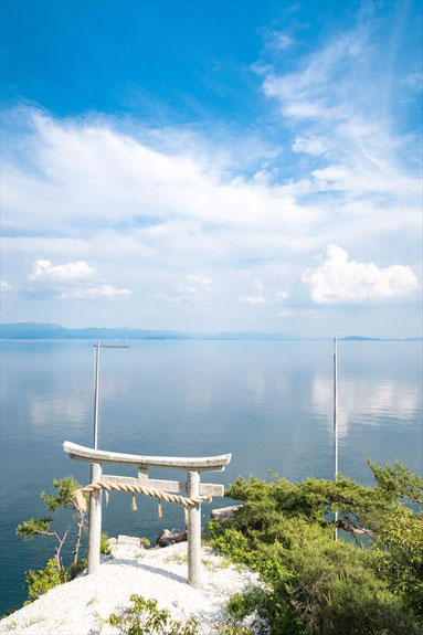 琵琶湖竹生島・白い鳥居