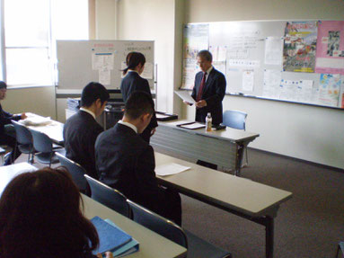 3名のフレッシャーズに辞令交付。福祉向上のため、互いに頑張りましょう!