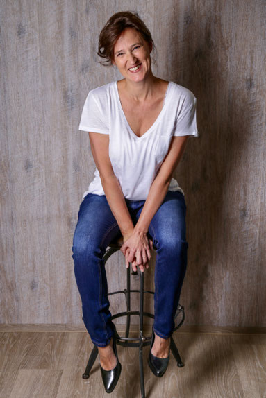 Moderatorin Nicole Flüshöh aus Dortmund sitzt in auf einem Barhocker und zeigt damit, dass sie nicht nur elegant, sondern auch lässig durch Ihre Veranstaltung führen kann. Und vor allem: immer charmant und entspannt!