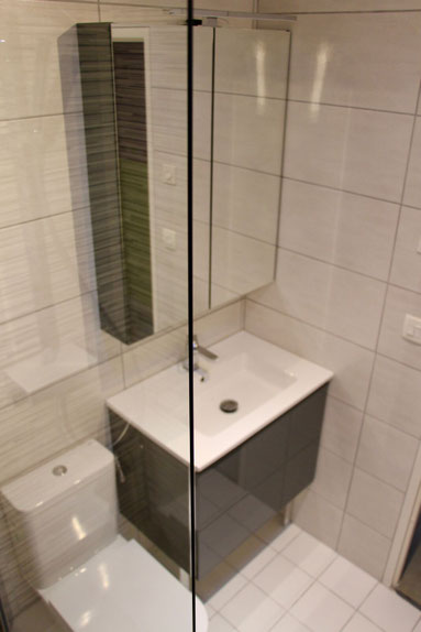 cuisine intérieur design toulouse salle de bain avec wc laque brillante grise carrelage strillé 