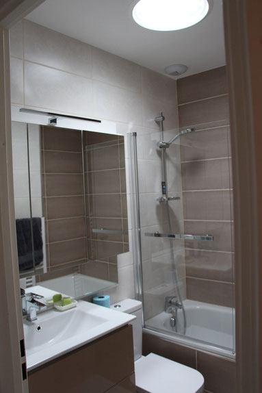 cuisine intérieur design  toulouse salle de bain avec wc moderne tendnance blanche et carrelage beige crème et carreaux de ciments