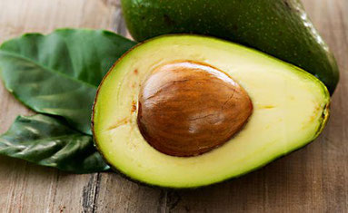 aufgeschnittene Avocado mit Kern