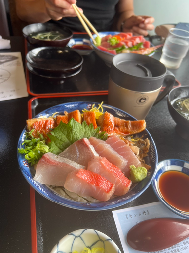 大正１４年創業の高知県室戸市にある料亭花月。このお店はキンメ丼が有名なお店ということで、夫婦でドライブしながらキンメ丼を食べに行きました。向かい側の男性はマグロ丼を注文し、テーブルにはキンメ丼とマグカップに入った出汁、マグロ丼とあら汁が乗っています。