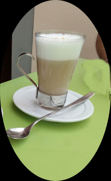 ein Glas Latte Macchiato