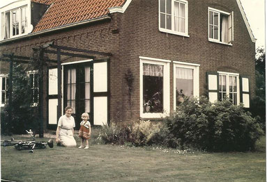 Maike Aden as a child with her mother during a holiday stay in the parsonage in Drieborg (NL) of Bas Jan Ader's mother, Johanna Adriana Ader-Appels