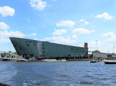 Das "NEMO Museum vom Wasser aus.