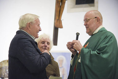 Pastor Klaus Wilhelm Mertes überreicht Leo Knabben das Ehrenzeichen. (Foto: Alexandra Roth / Bistum Essen)